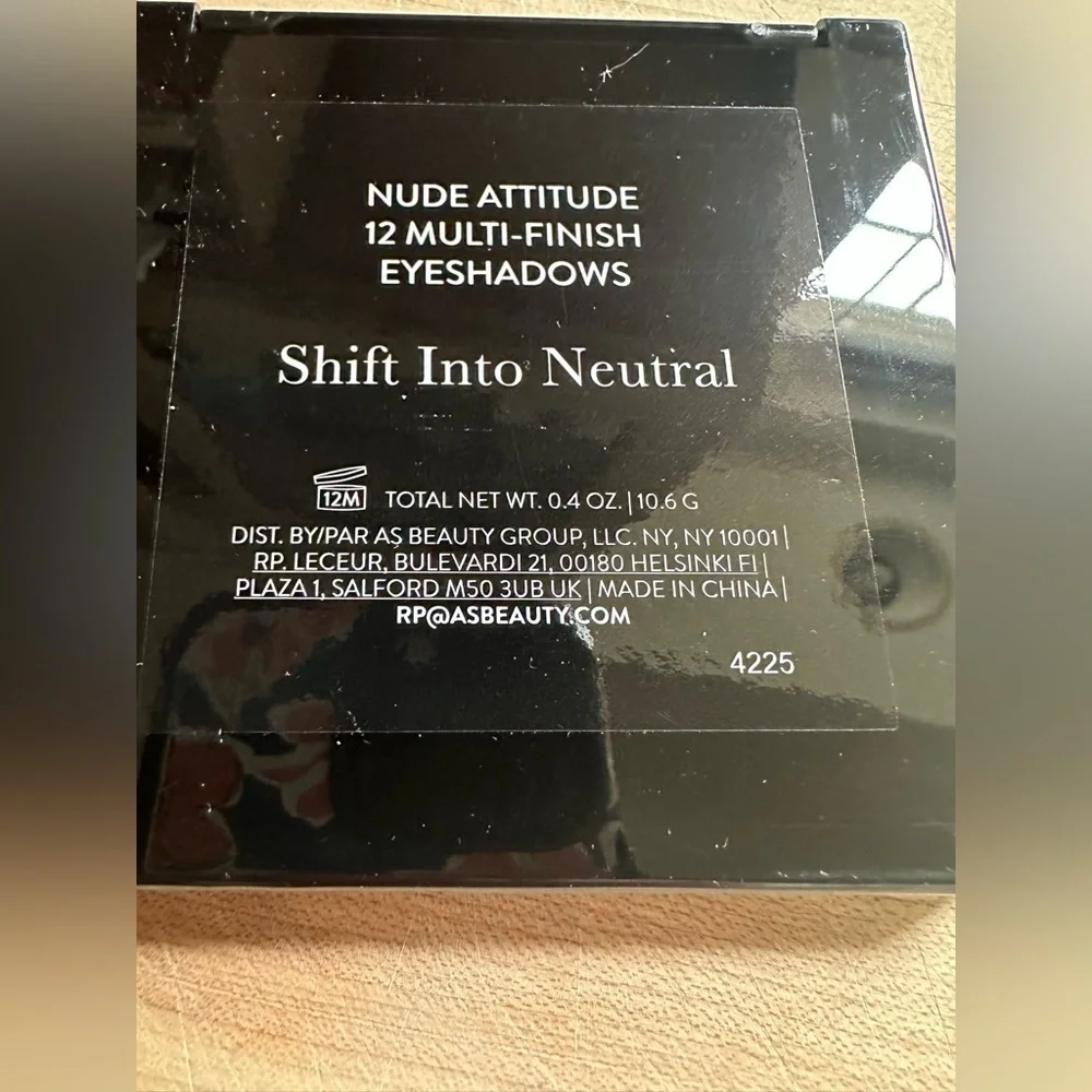 LAURA GELLER Compact Nude Attitude Shift Into Neutral 12 Multi-Finish EYESHADOWS